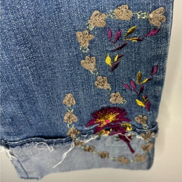 White House Black Market Jeans The Slim Crop Size 2 Embroidered Floral, Cuffed - Picture 3 of 10